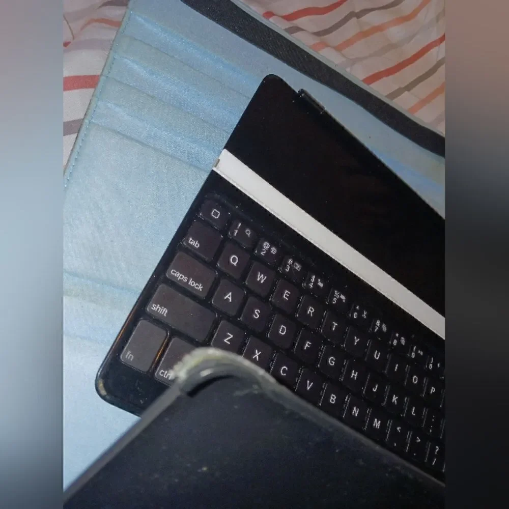 Logitech I-Pad Keyboard   - Picture 9 of 11